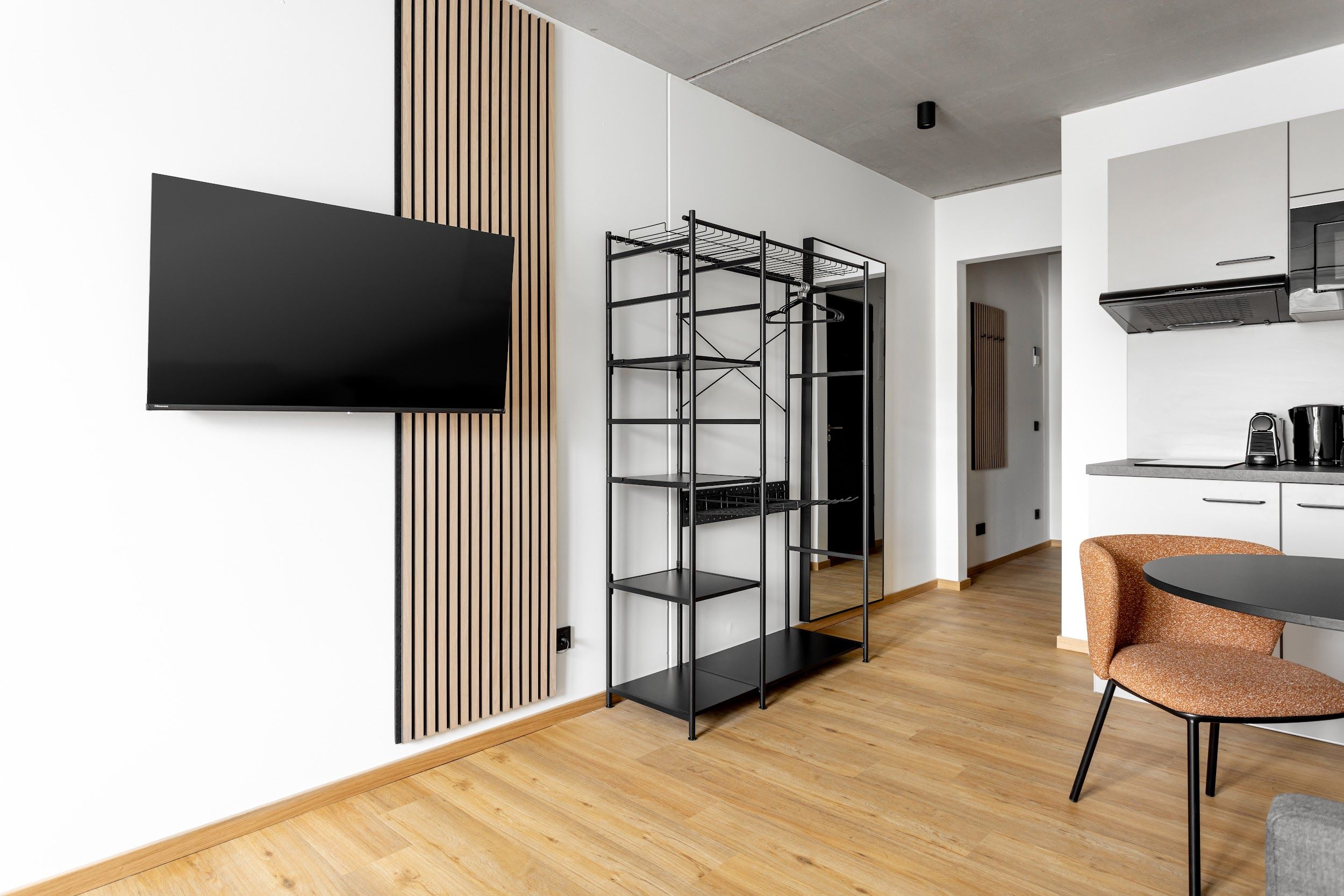 Your Ludwigsplatz HQ: Stylish 3-Bedroom Apartment Incl. Rooftop! - 9