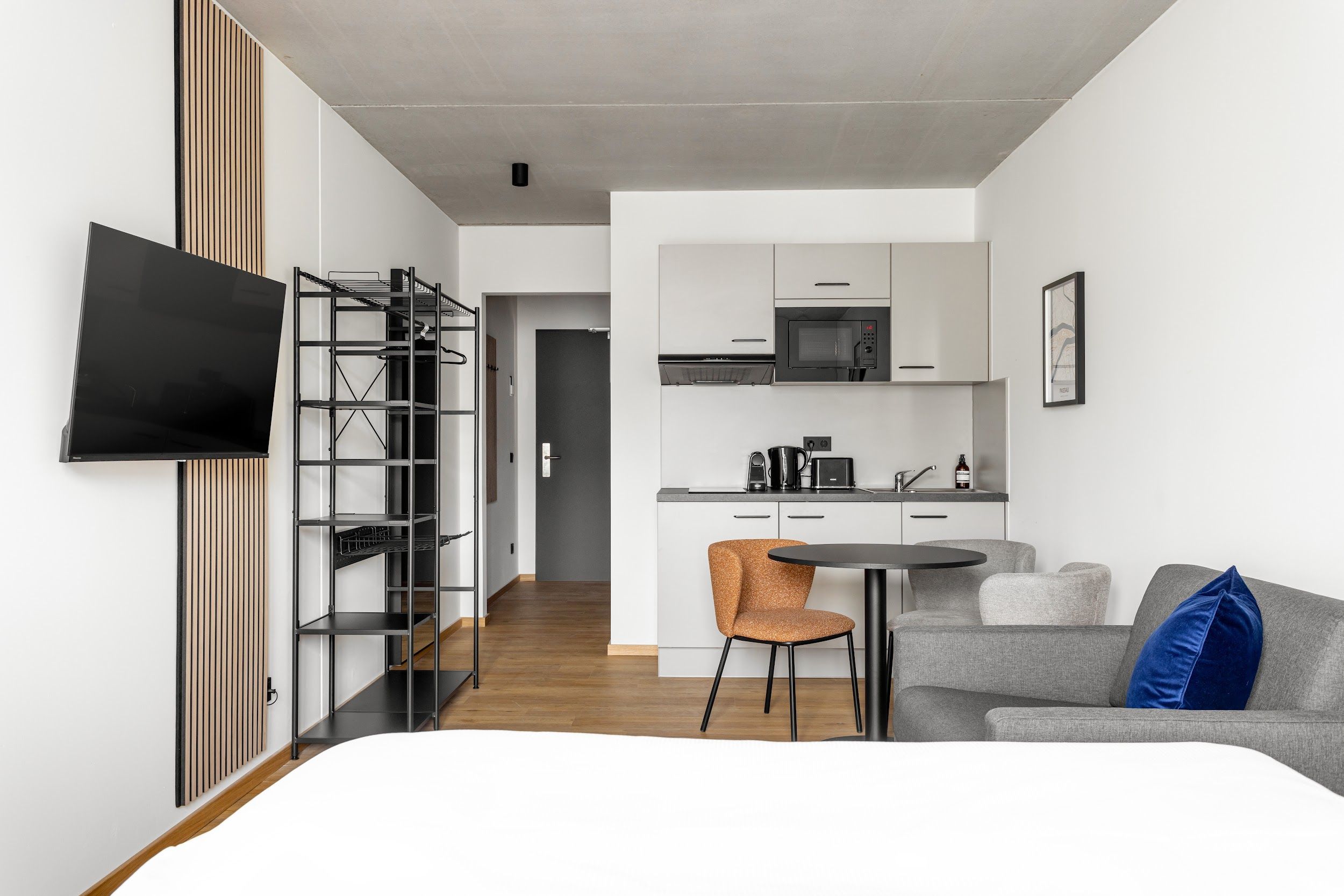 Your Ludwigsplatz HQ: Stylish 3-Bedroom Apartment Incl. Rooftop! - 11