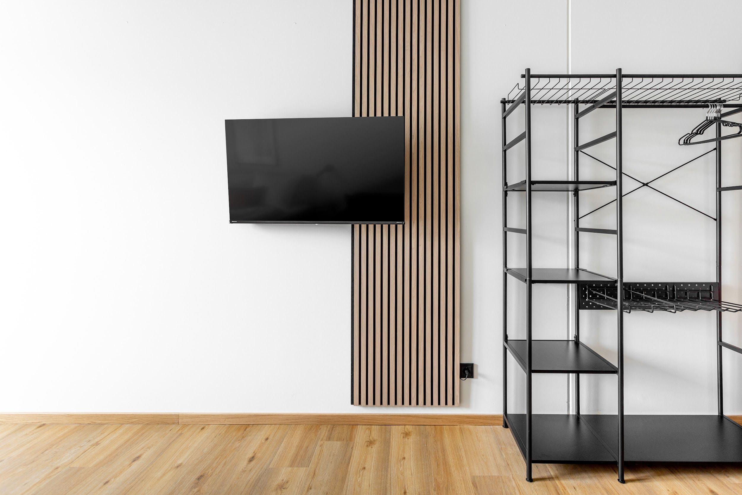 Your Ludwigsplatz HQ: Stylish 3-Bedroom Apartment Incl. Rooftop! - 4