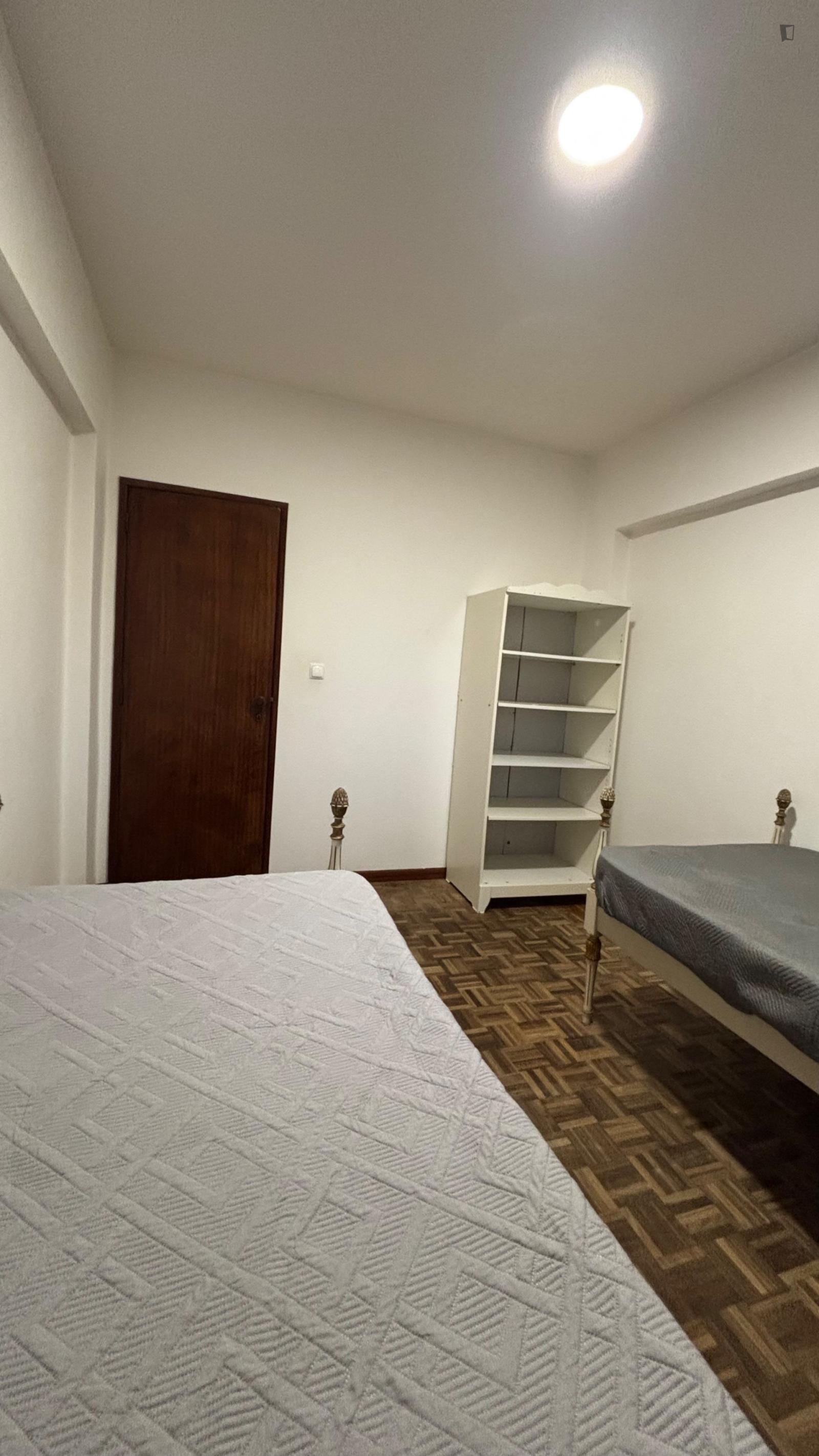 Nice Twin Bedroom In Santarém - 1