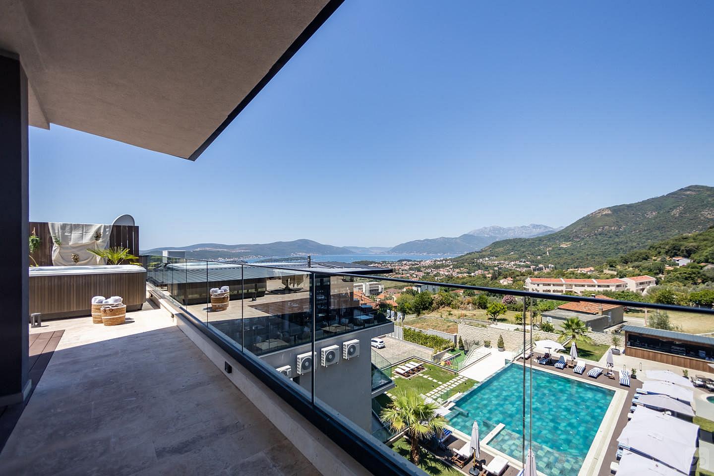 Penthouse With Hot Tub - 3 BR - 4