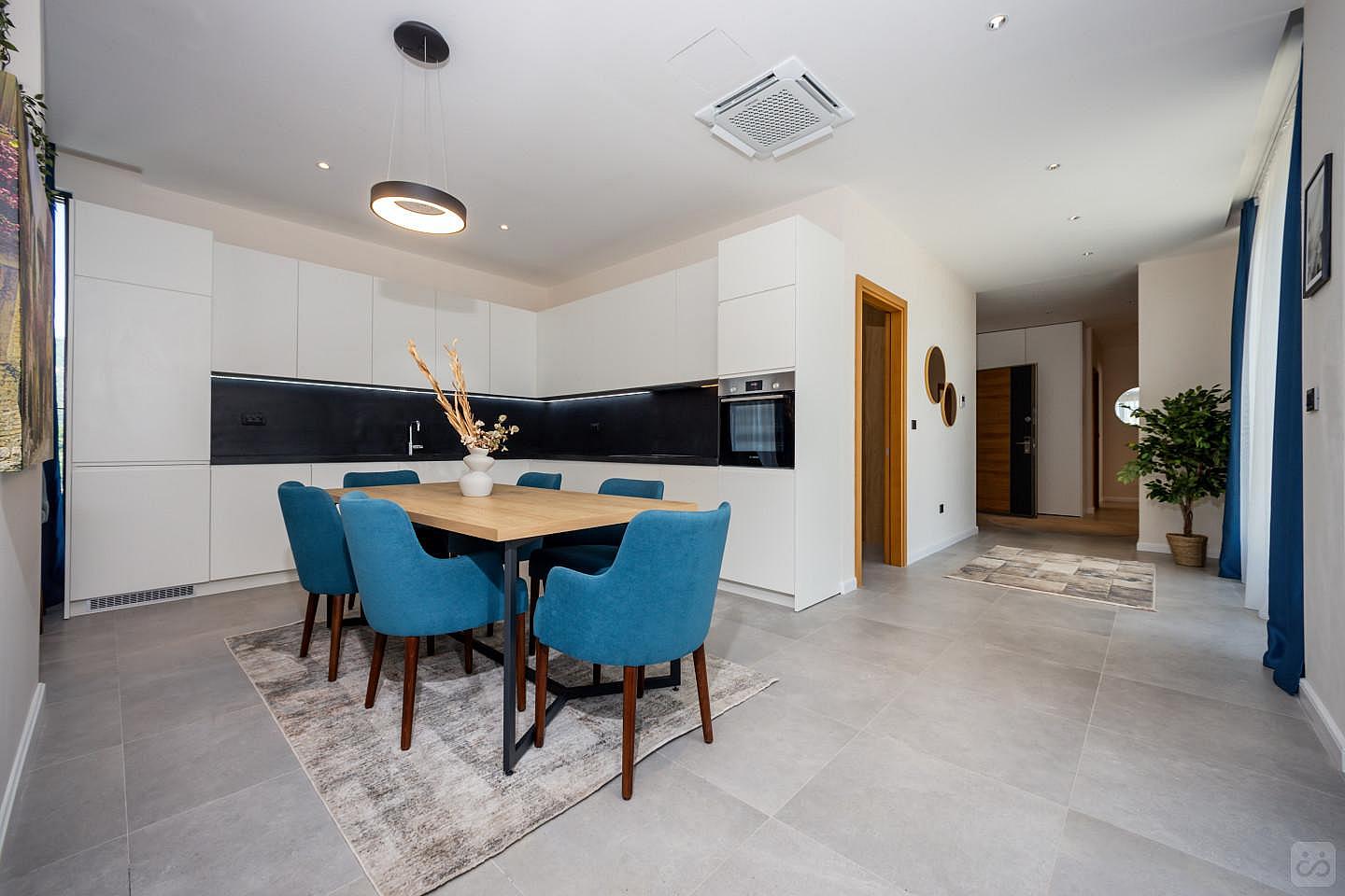 Penthouse With Hot Tub - 3 BR - 9