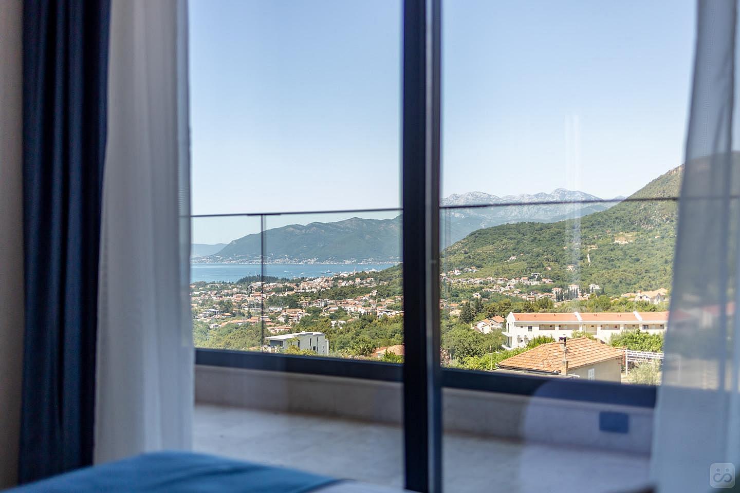 Penthouse With Hot Tub - 3 BR - 2