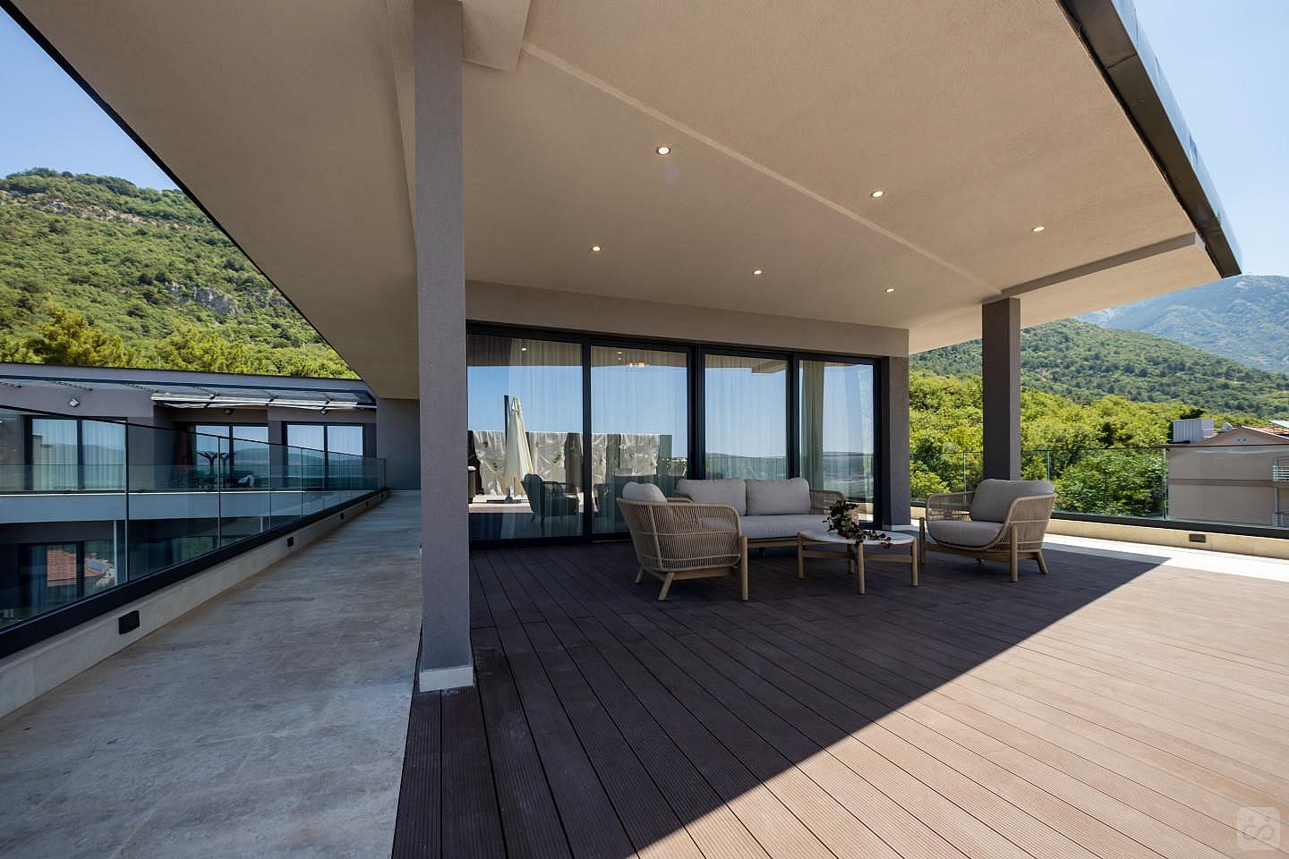 Penthouse With Hot Tub - 3 BR - 5