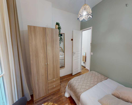 Snug double bedroom near Gare de Lyon