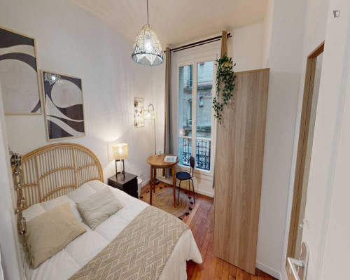 Snug double bedroom near Gare de Lyon