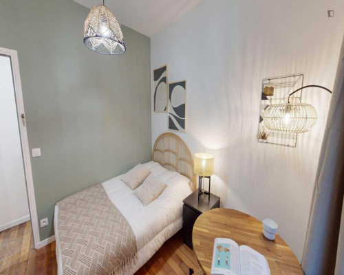 Snug double bedroom near Gare de Lyon