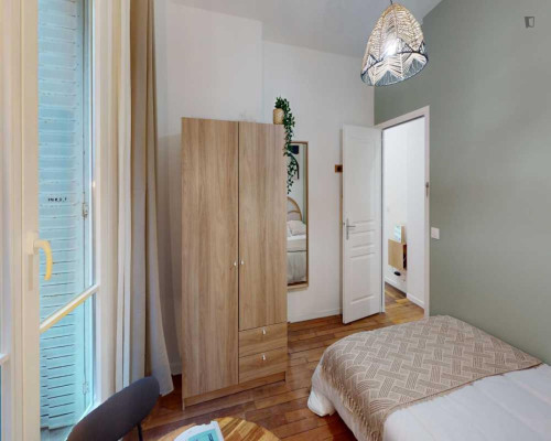 Snug double bedroom near Gare de Lyon