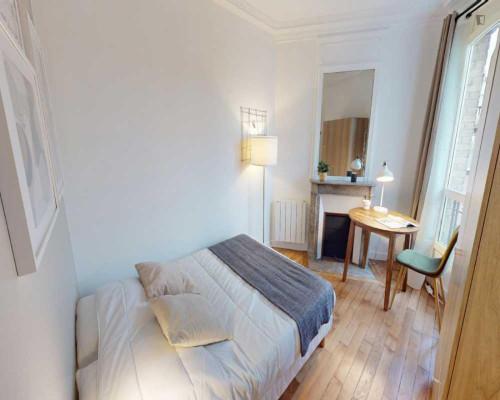 Inviting double bedroom near Gare de Lyon 