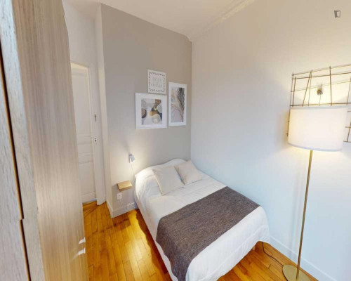 Inviting double bedroom near Gare de Lyon 