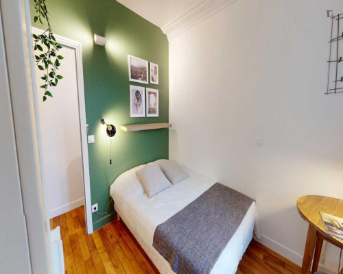 Interesting double bedroom near Gare de Lyon