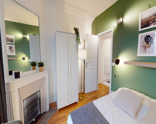 Interesting double bedroom near Gare de Lyon