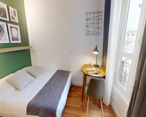 Interesting double bedroom near Gare de Lyon