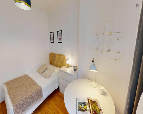 Bright double bedroom near Gare de Lyon
