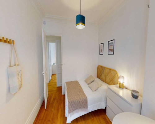 Bright double bedroom near Gare de Lyon