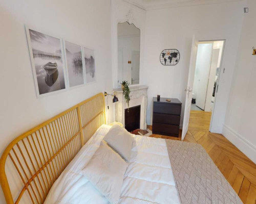 Cool double bedroom near Gare de Lyon