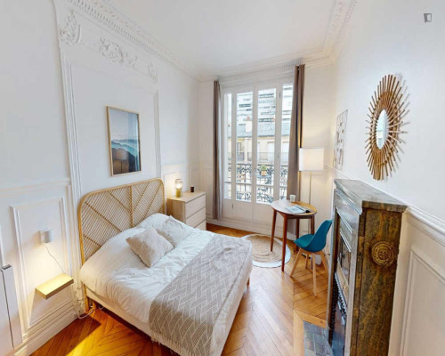 Neat double bedroom in Quinze-Vingts