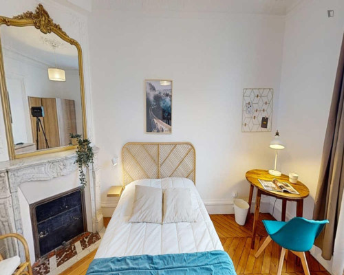 Nice double bedroom in Quinze-Vingts