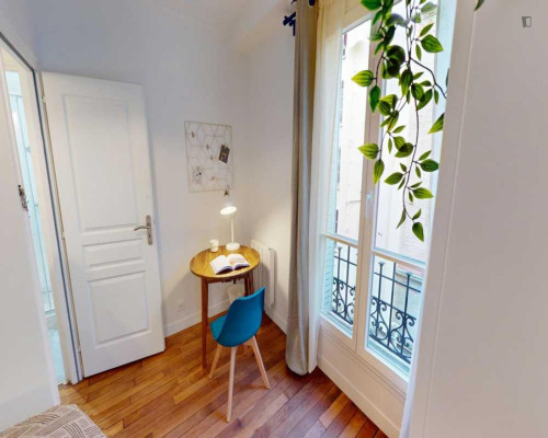 Snug double bedroom in Quinze-Vingts 