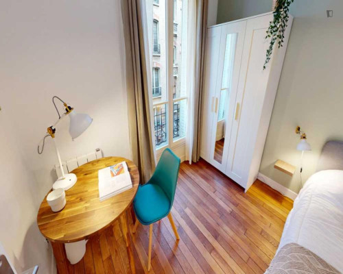 Snug double bedroom in Quinze-Vingts 