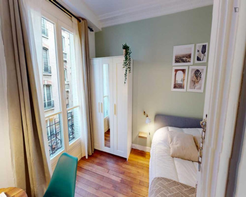 Snug double bedroom in Quinze-Vingts 
