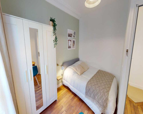Snug double bedroom in Quinze-Vingts 