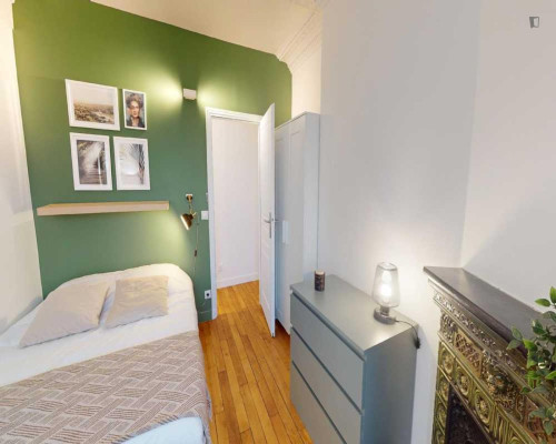 Inviting double bedroom near Gare de Lyon