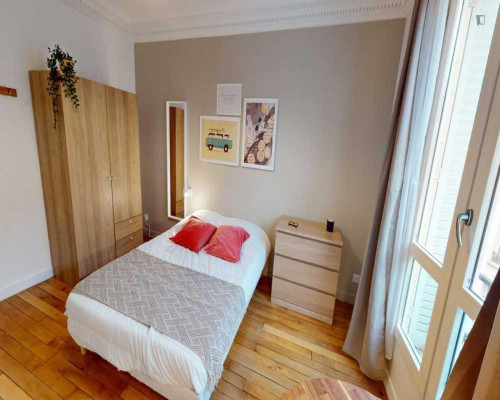Very cool double bedroom near Gare de Lyon