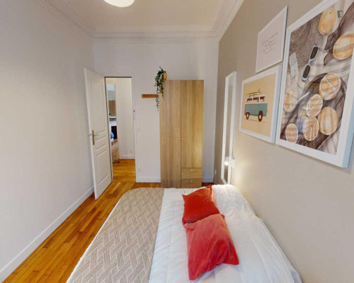 Very cool double bedroom near Gare de Lyon