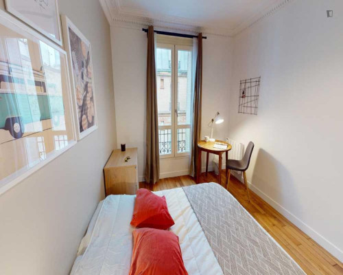 Very cool double bedroom near Gare de Lyon