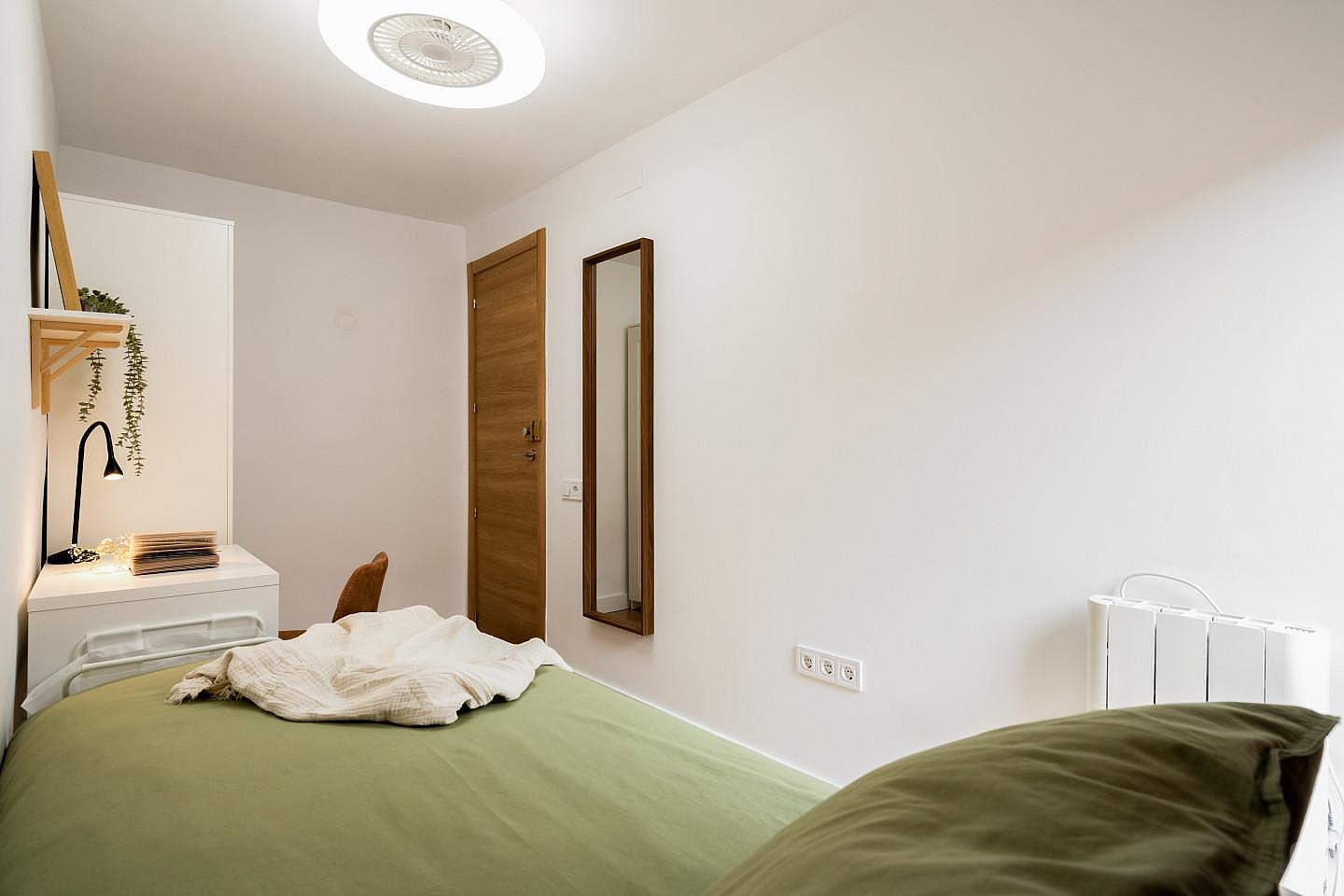 Nº2 Single Bed W/ Working Space - 1