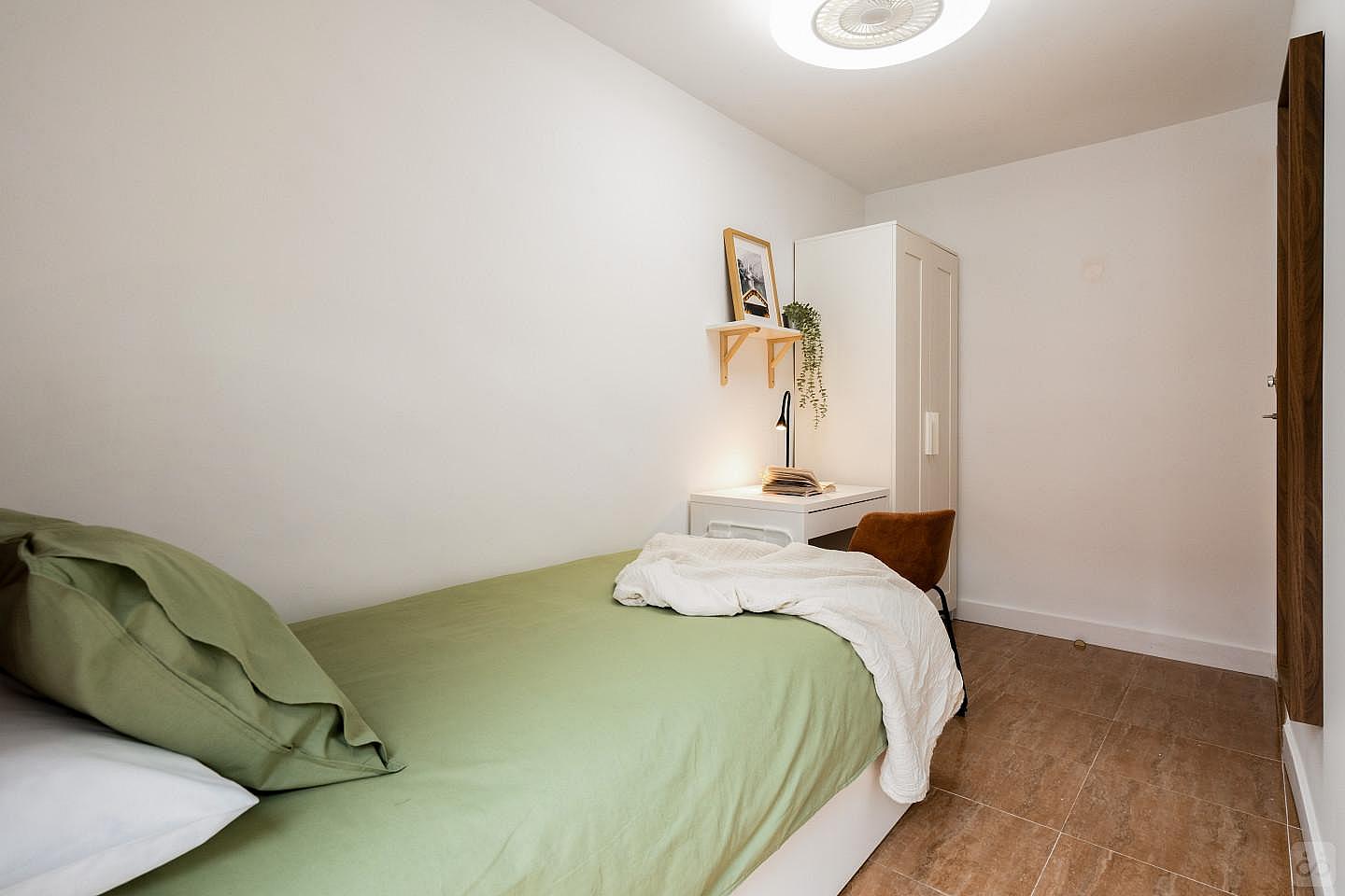 Nº2 Single Bed W/ Working Space - 2