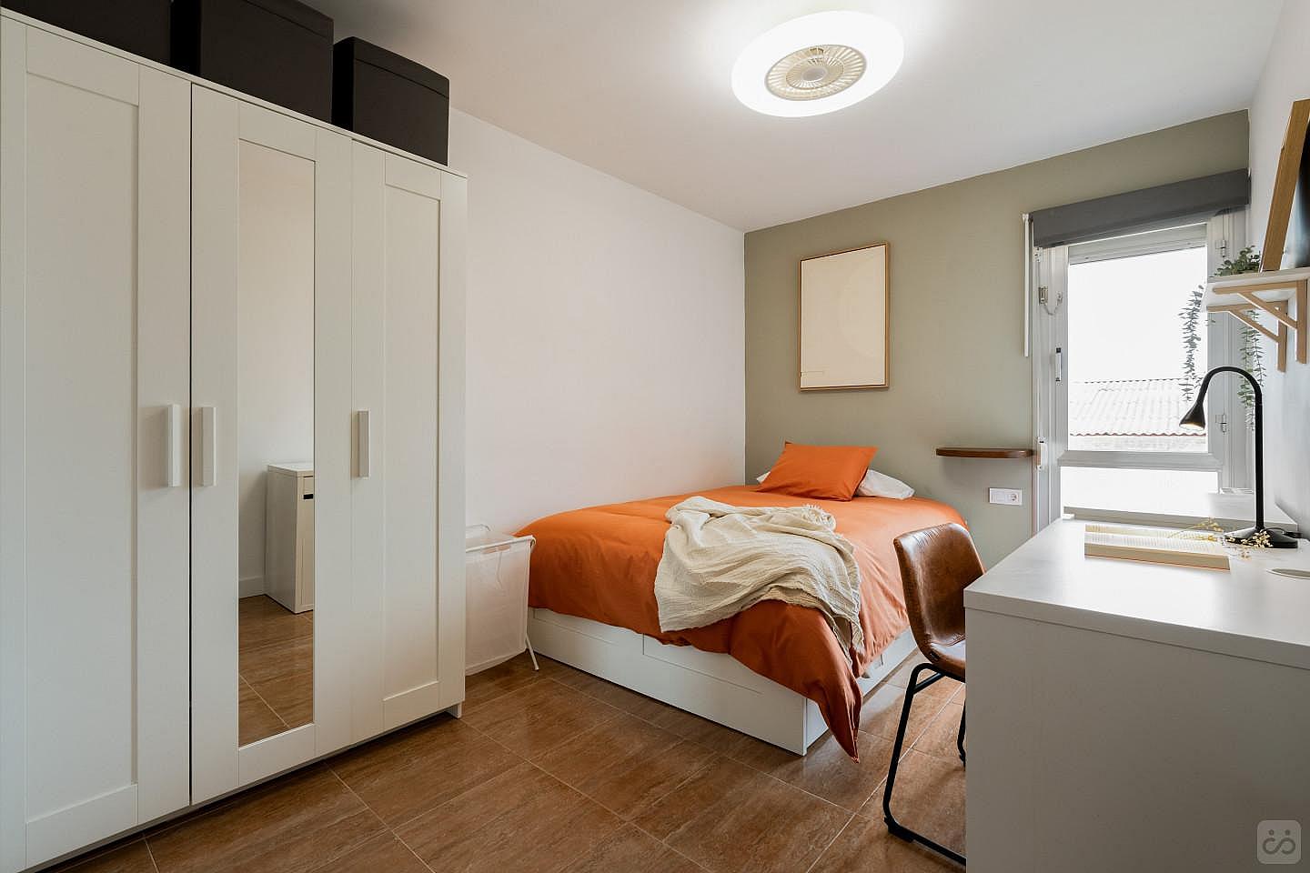 Nº3 Bright Double Bed W/ Working Space - 3