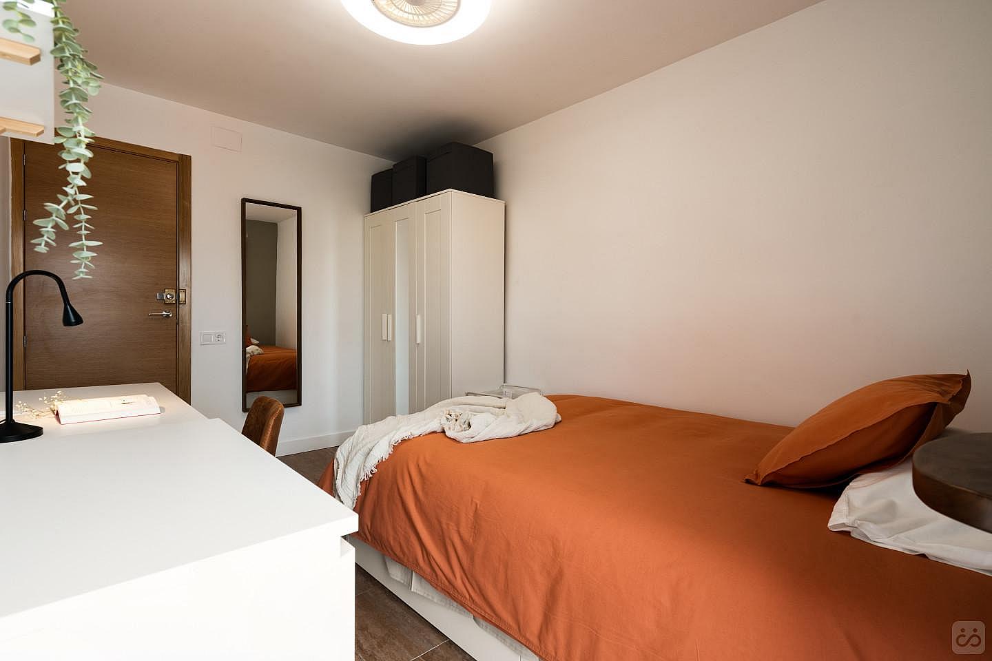 Nº3 Bright Double Bed W/ Working Space - 4