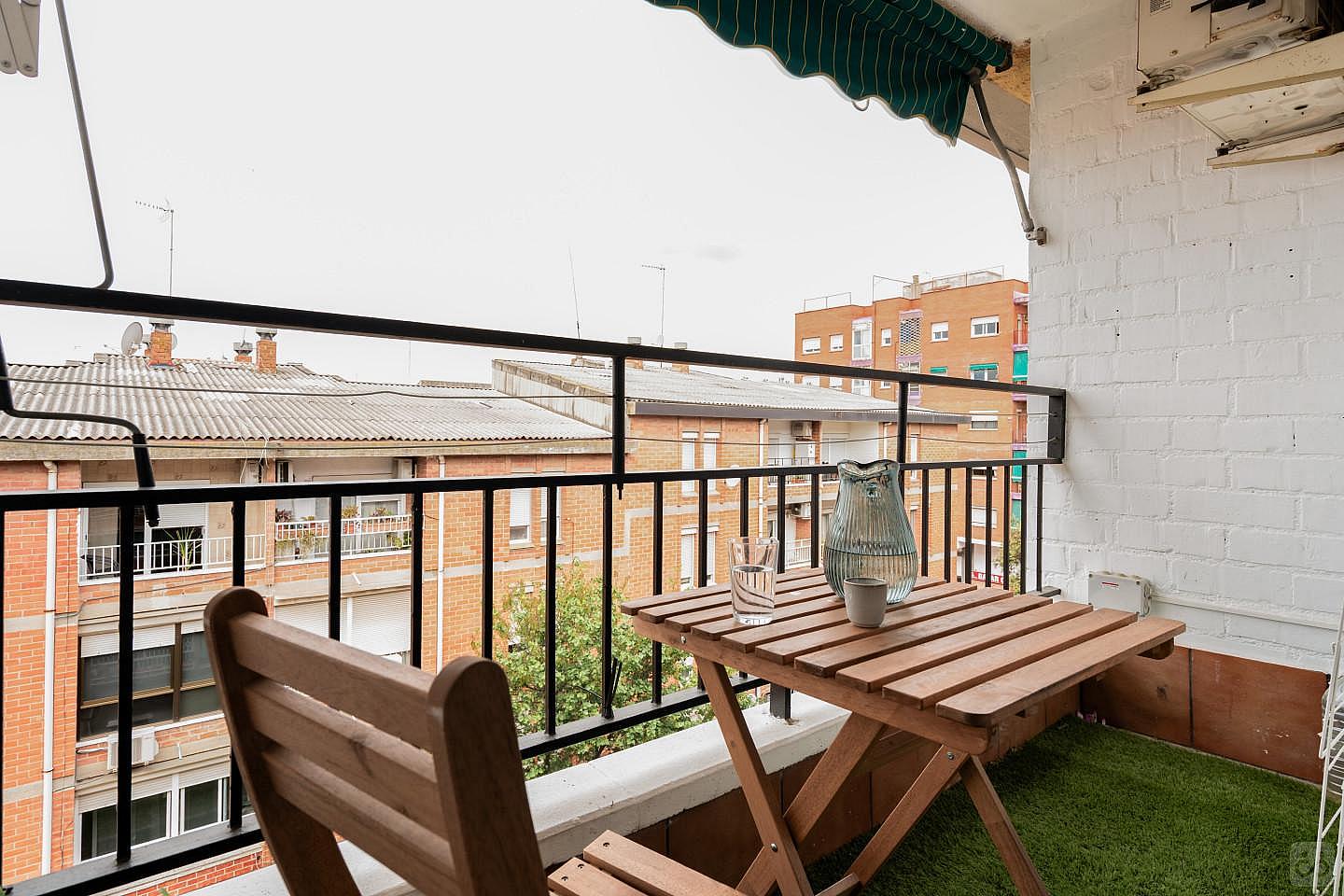 Nº5 Bright Single Bed W/ Balcony & Working Space - 1