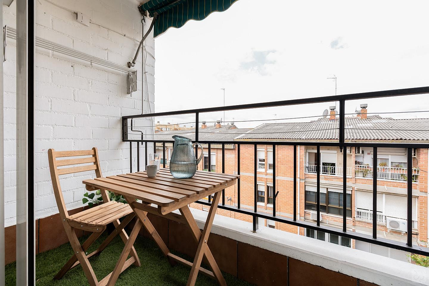 Nº5 Bright Single Bed W/ Balcony & Working Space - 2