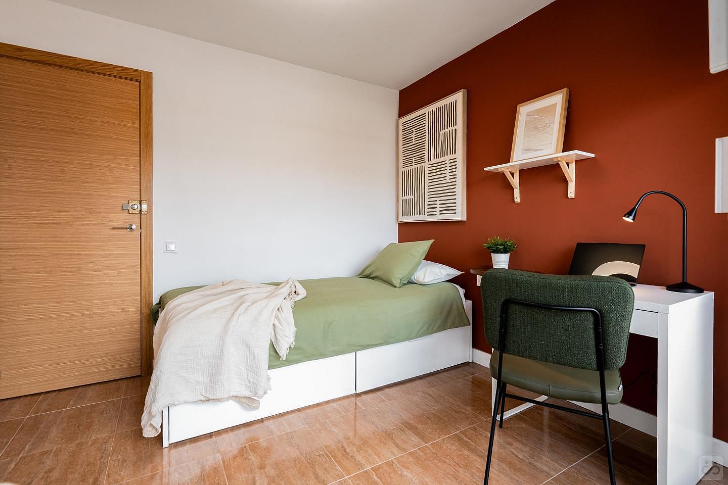 Nº5 Bright Single Bed W/ Balcony & Working Space - 4