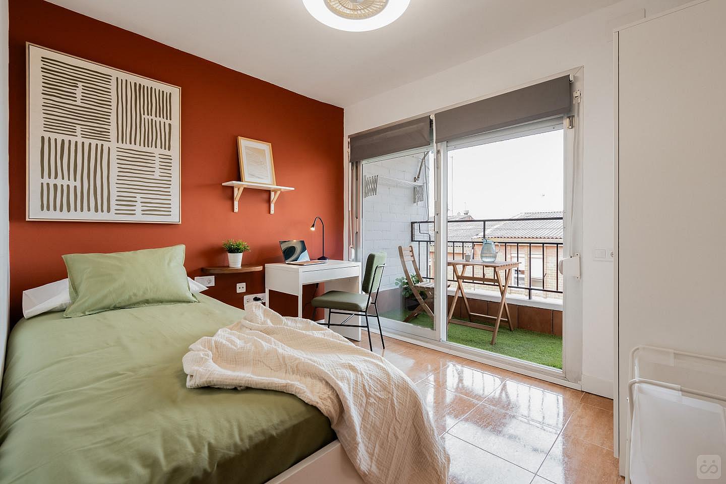 Nº5 Bright Single Bed W/ Balcony & Working Space - 7