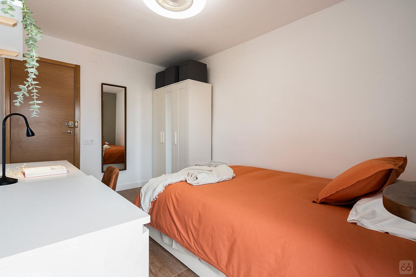 Nº4 Bright Double Bed W/ Working Space - 1