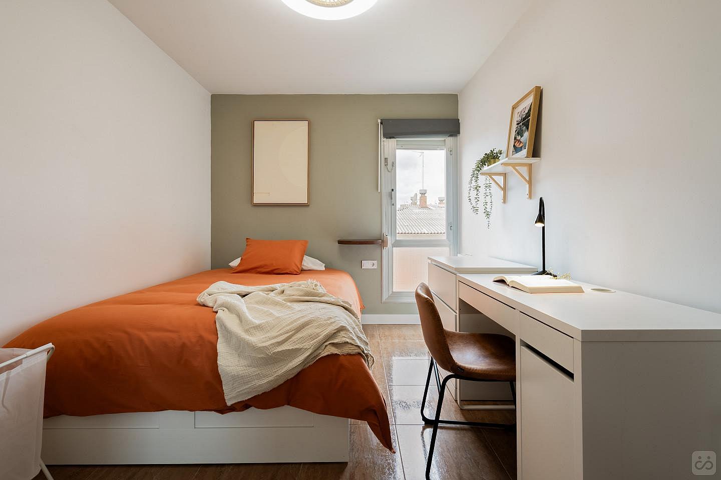 Nº4 Bright Double Bed W/ Working Space - 2