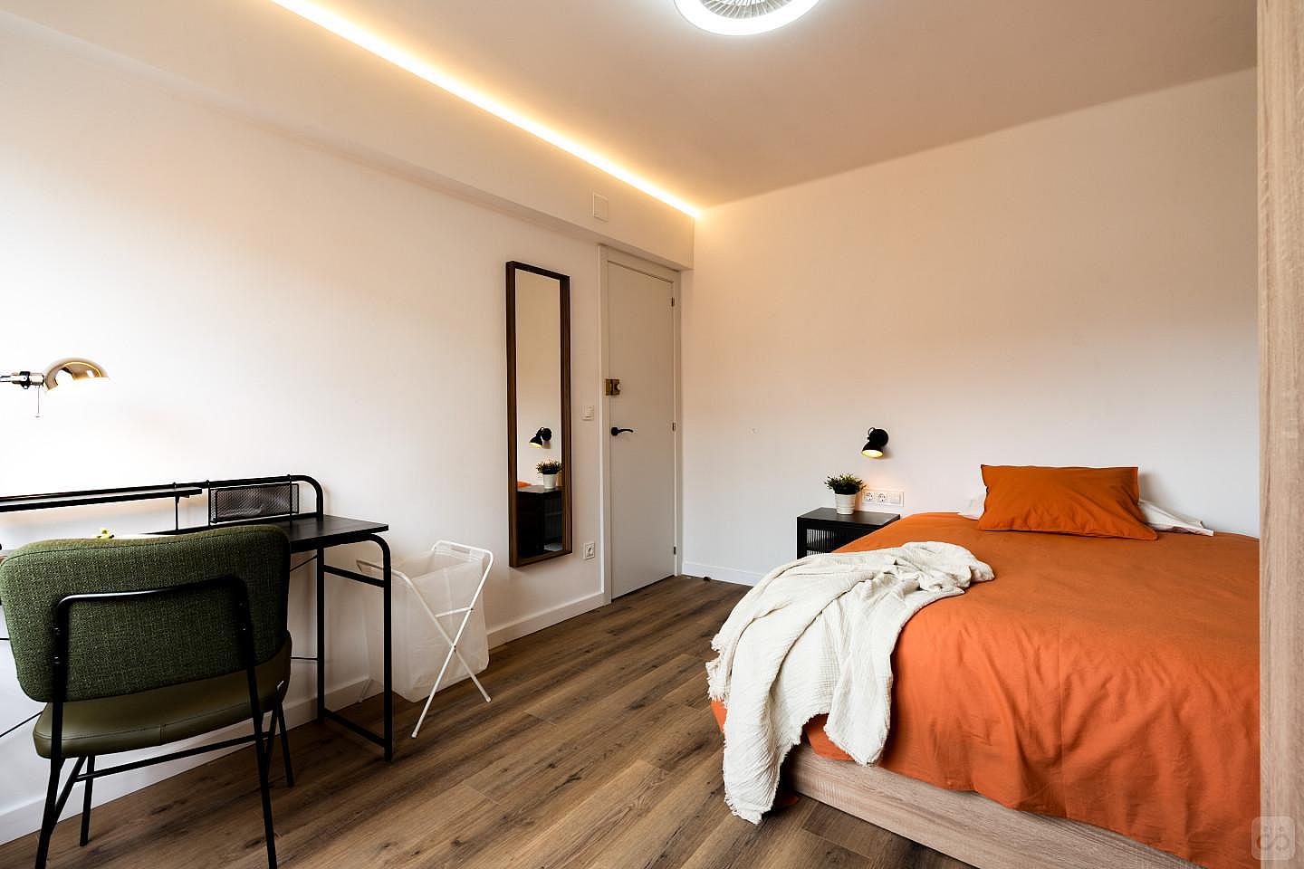 Nº3 Bright Double-Bed W/ Working Space - 3