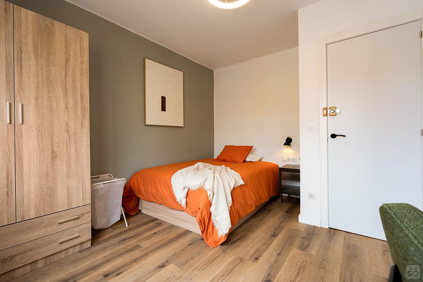 Nº4 Bright Double Bed W/ AC & Working Space - 4