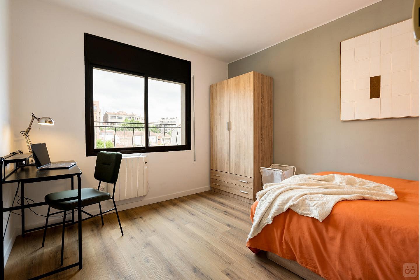 Nº4 Bright Double Bed W/ AC & Working Space - 2