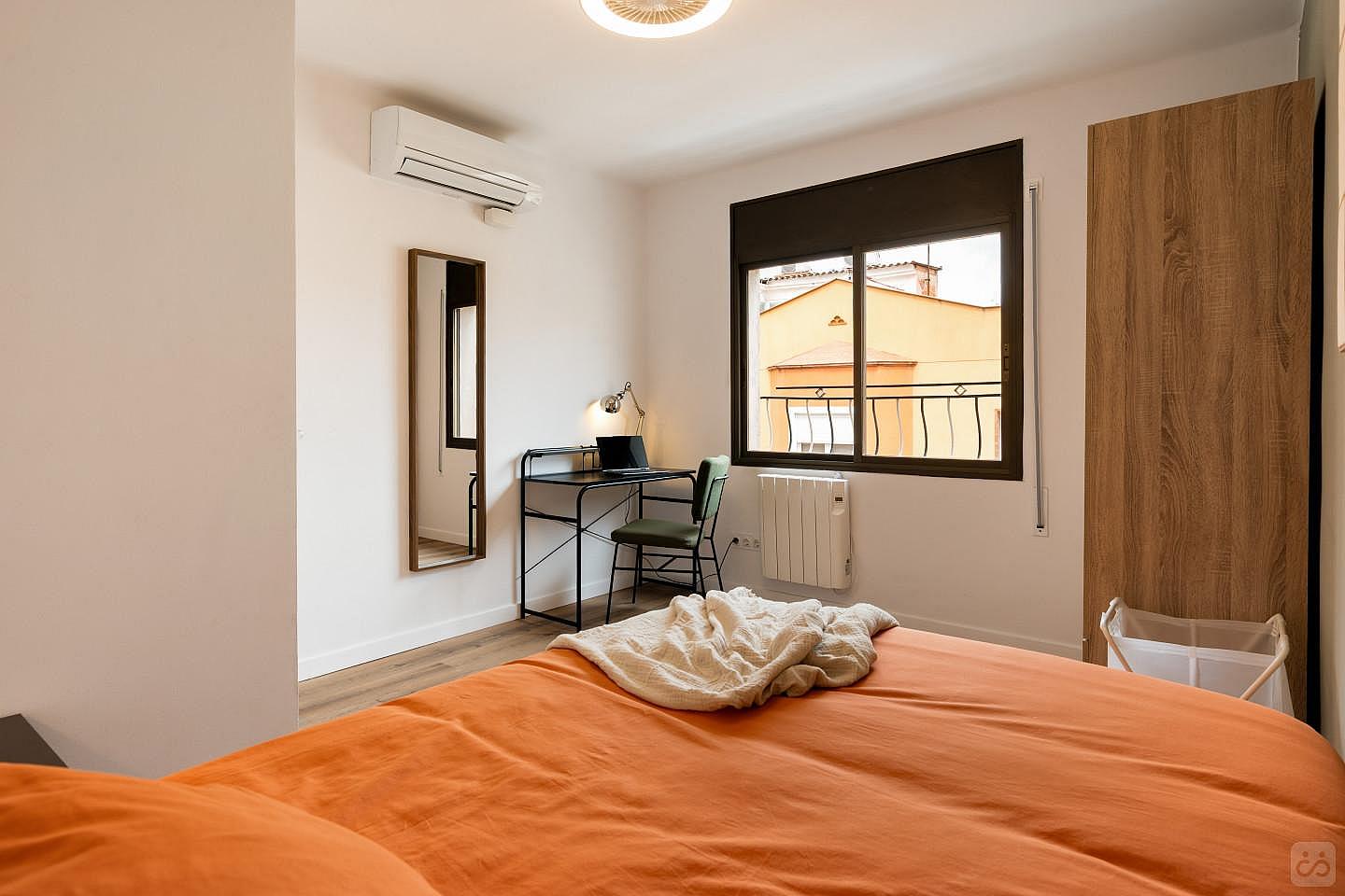 Nº4 Bright Double Bed W/ AC & Working Space - 5