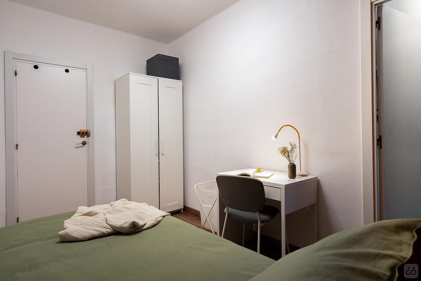 Nº4 Twin-Bed W/ Working Space - 1
