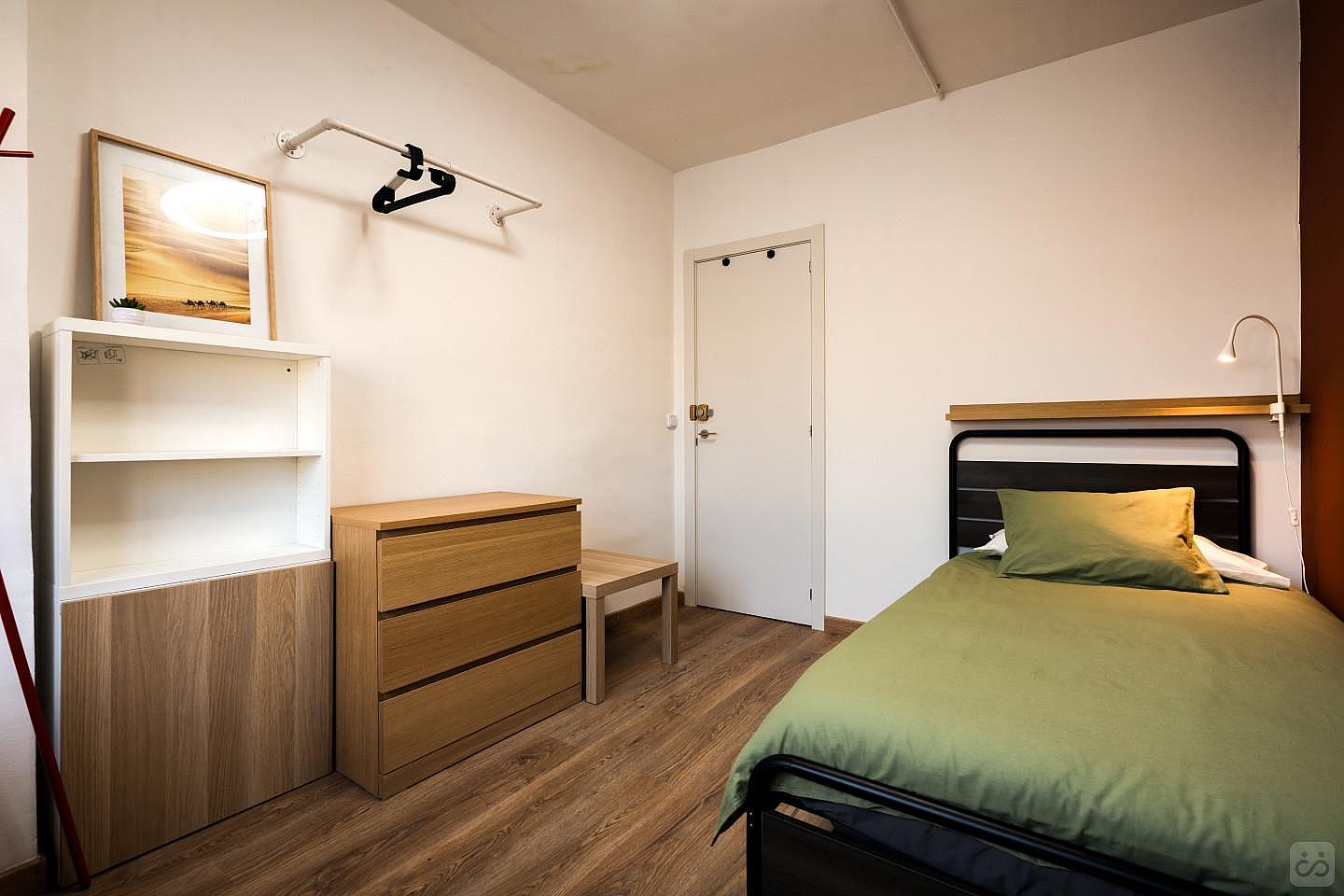 Nº2 Bright Twin-Bed W/ Working Space - 2