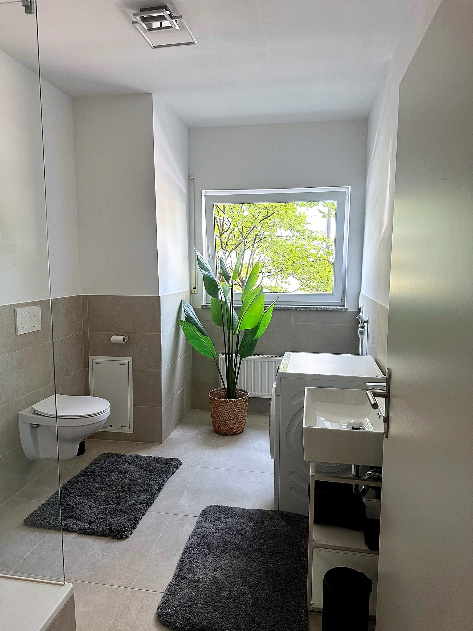 Quiet, Comfortable Apartment In A Prime Location - 12