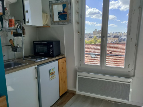 Bright room on top of Paris - toilets on the landing - Communal Area