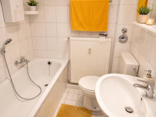Bright, light-filled apartment with parking – Prime location near airport