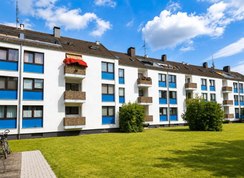Bright, light-filled apartment with parking – Prime location near airport